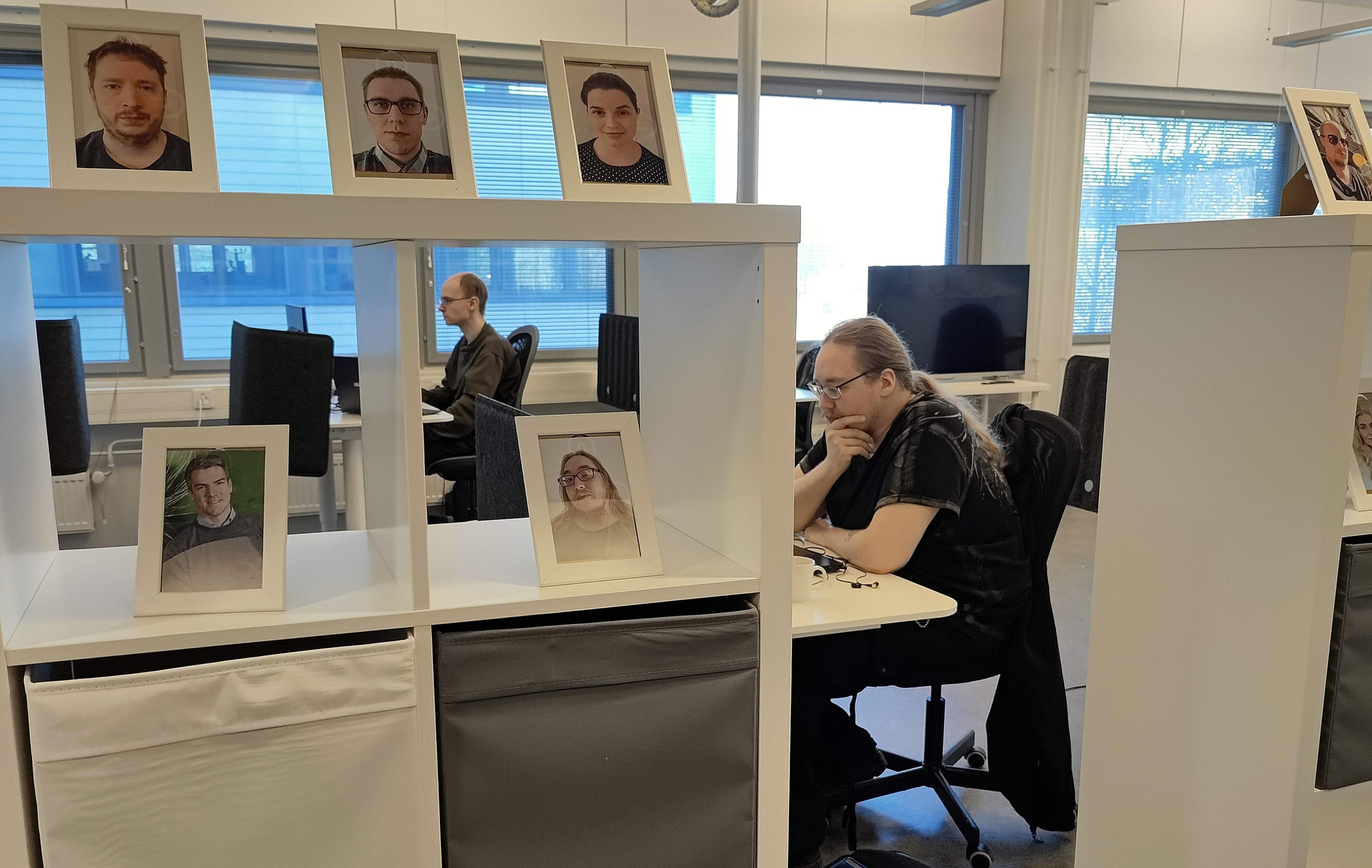 Yleiskuva Unicus Finlandin toimistosta. Työskentelemässä Eero ja Lari.