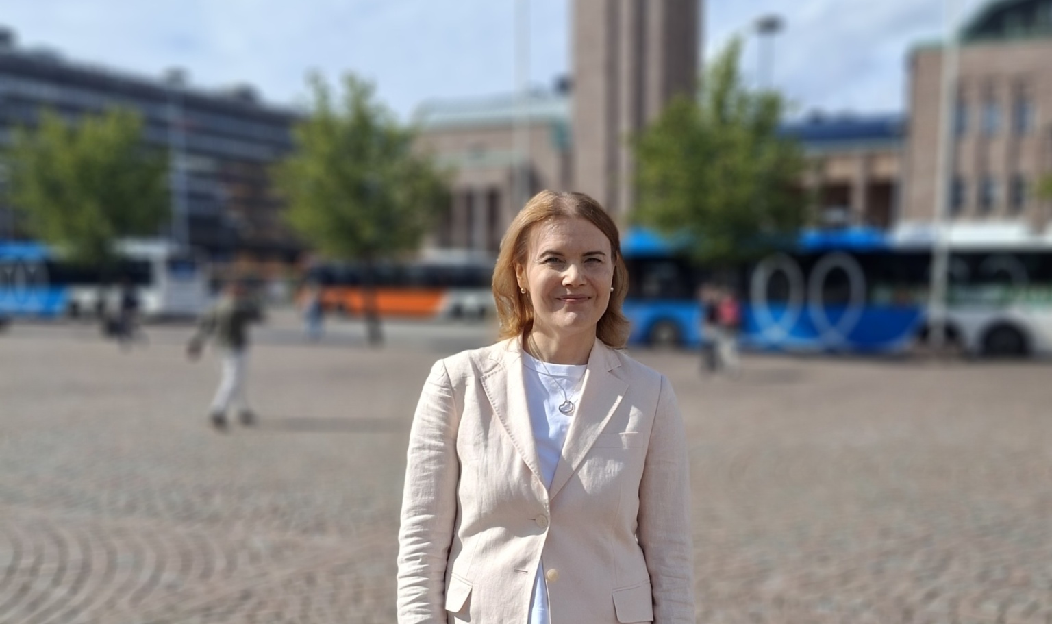 Tutkija Merja Luostarinen Helsingin Rautatientorilla.