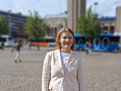 Tutkija Merja Luostarinen Helsingin Rautatientorilla.