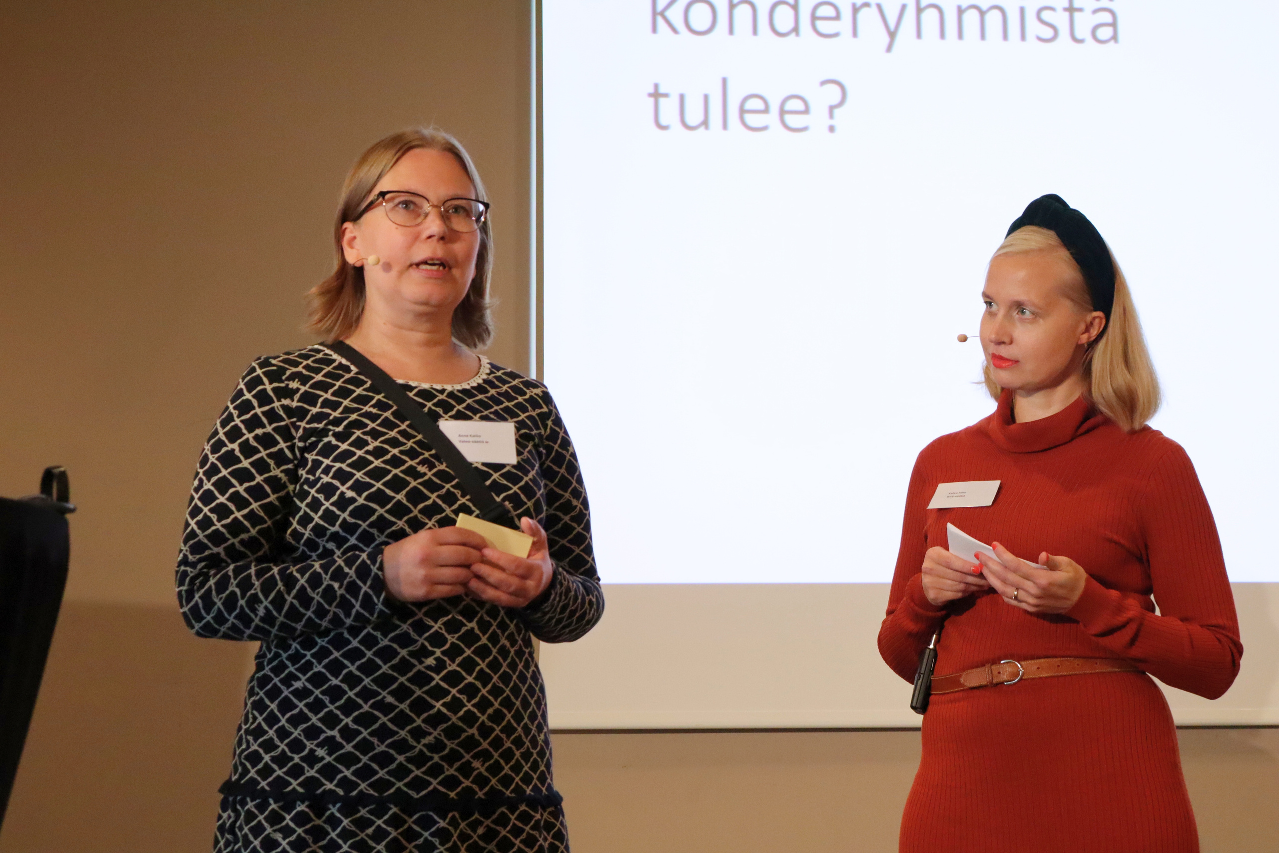 Anne Kallio ja Kaisu John lavalla.